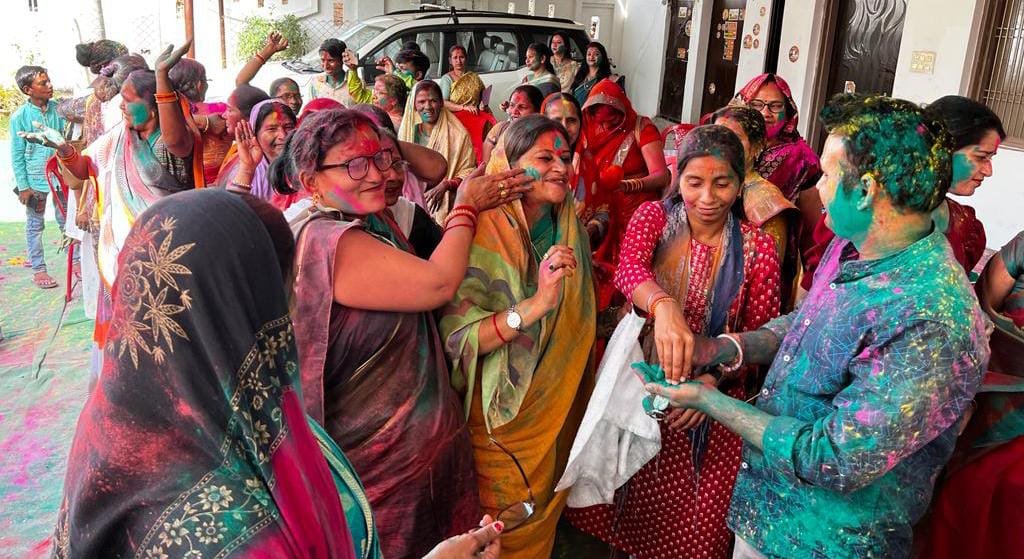 विधायक प्रकाश की जीत पर पत्नी पूर्व जिला पंचायत अध्यक्ष सरिता नें रंगों की मचाई धूम !