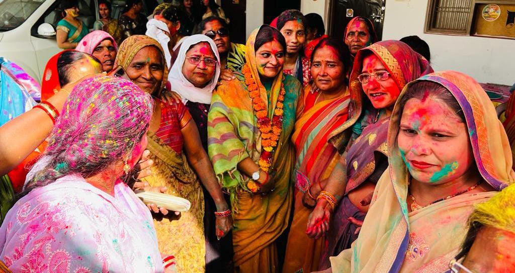 विधायक प्रकाश की जीत पर पत्नी पूर्व जिला पंचायत अध्यक्ष सरिता नें रंगों की मचाई धूम !