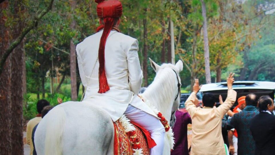 अनोखा मामला: शादी के एक दिन पहले ही बरात लेकर पहुंच गया दूल्हा, लड़की पक्ष में मच गया हड़कंप