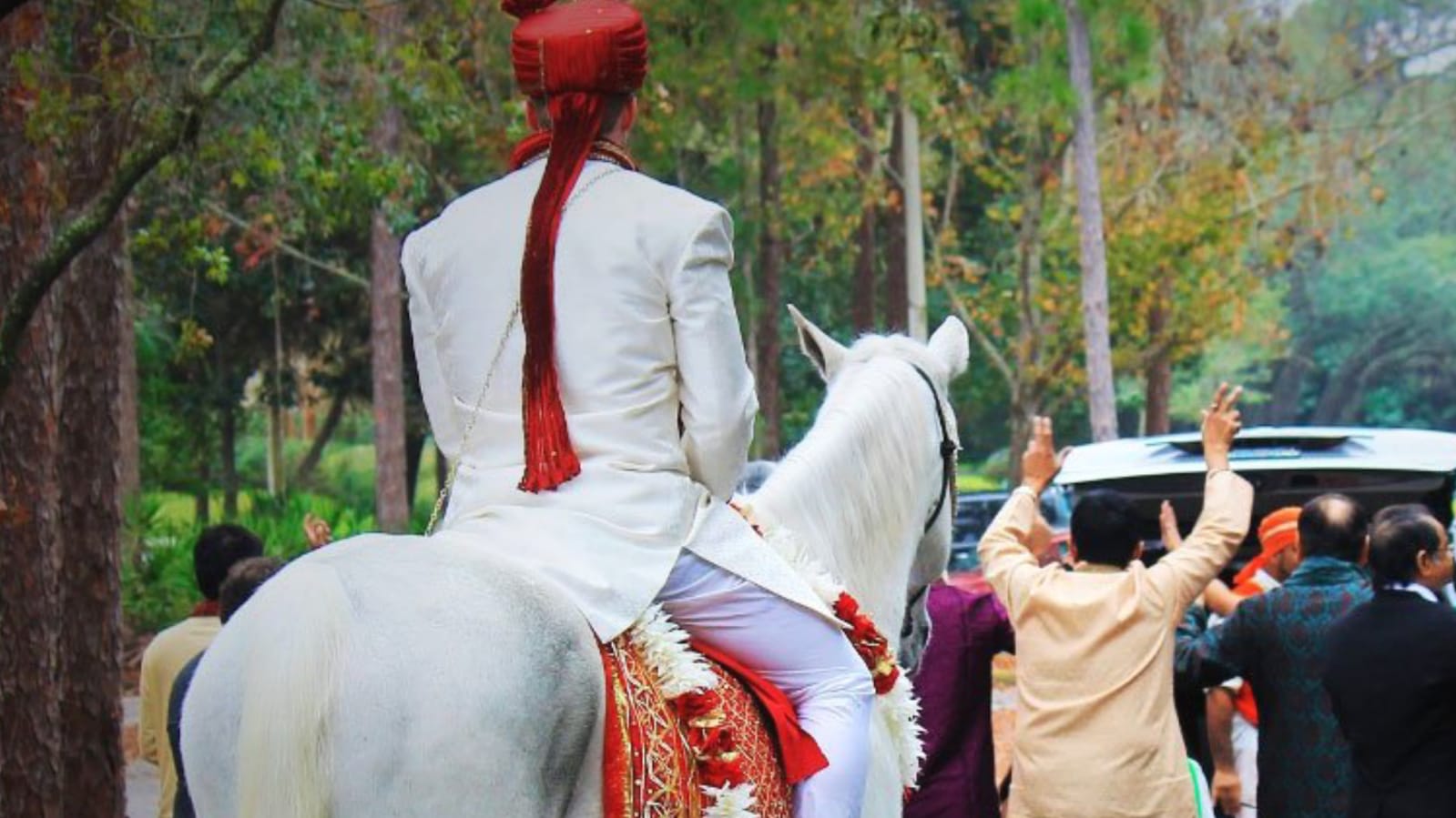 अनोखा मामला: शादी के एक दिन पहले ही बरात लेकर पहुंच गया दूल्हा, लड़की पक्ष में मच गया हड़कंप