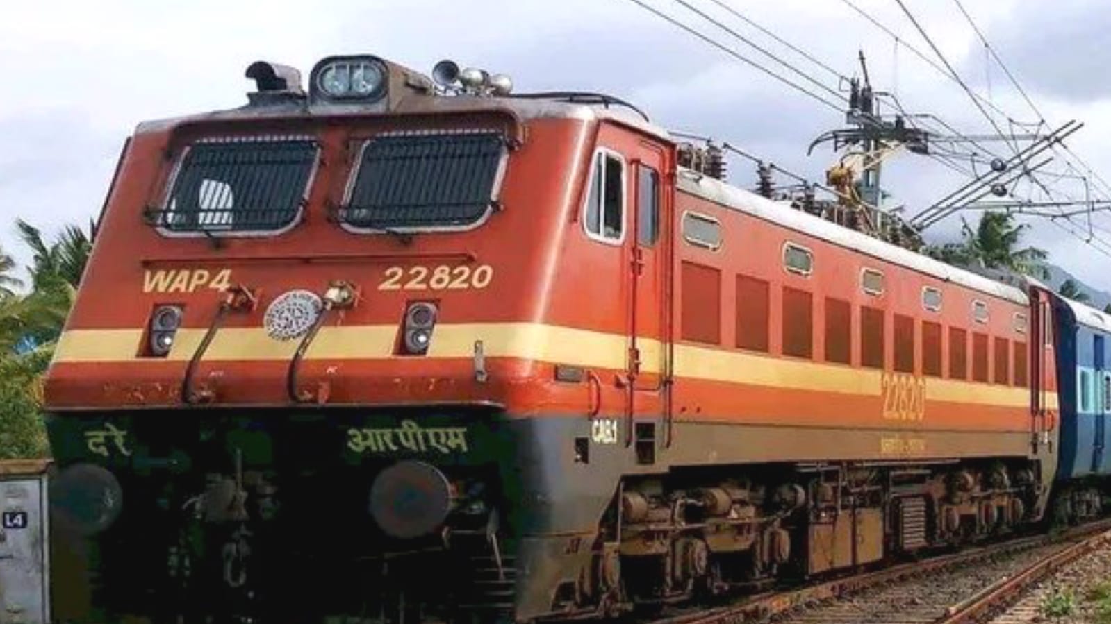 महाकौशल एक्सप्रेस में आग की सूचना से मचा हड़कंप : बोगी में धुआं भरने के बाद सहम गए यात्री