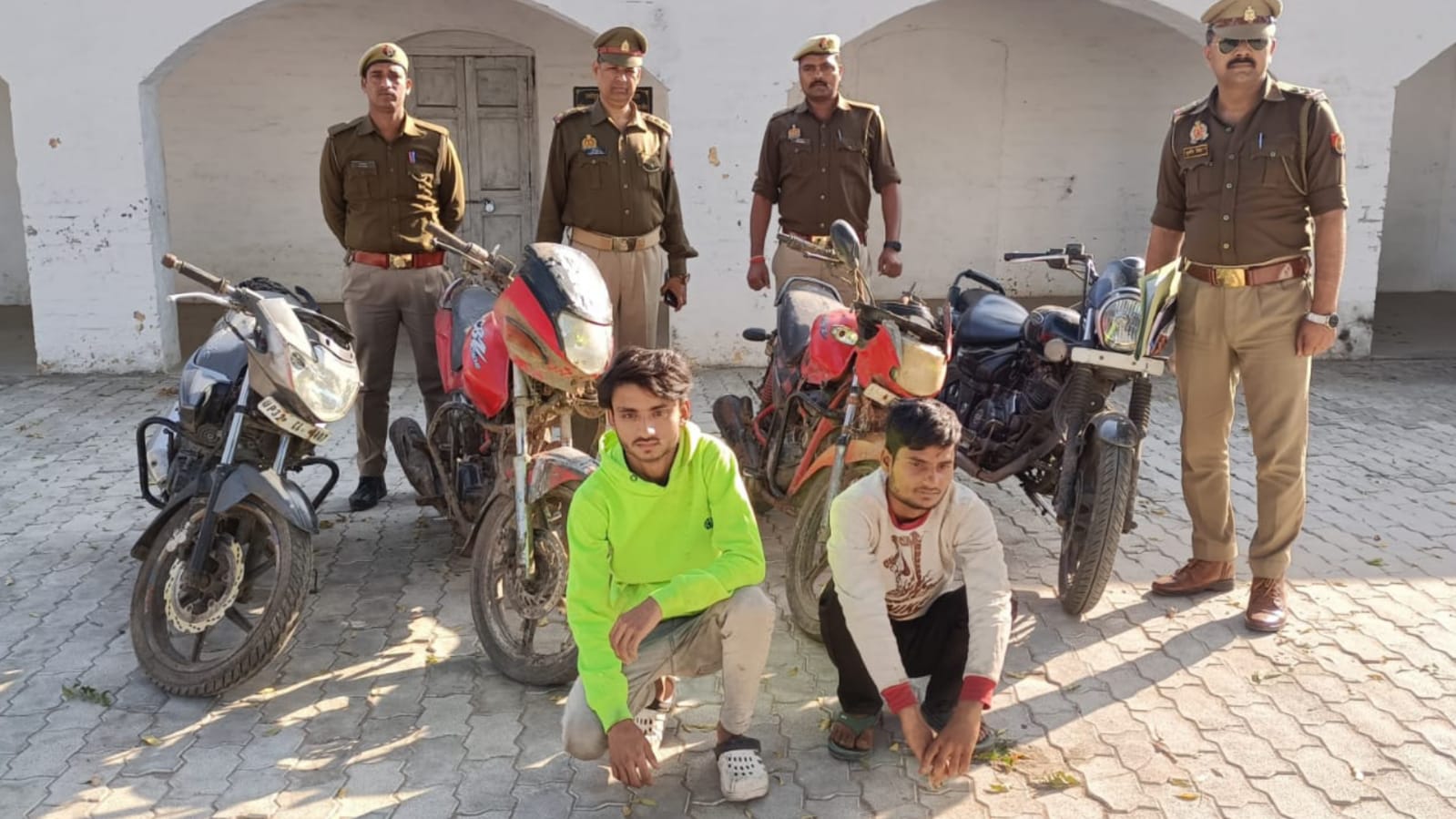 चोरी की घटनाओं को अंजाम देने वाले दो चोर चढ़े पुलिस के हत्थे: महंगे शौक पूरे करने के लिए चुराते थे बाइक
