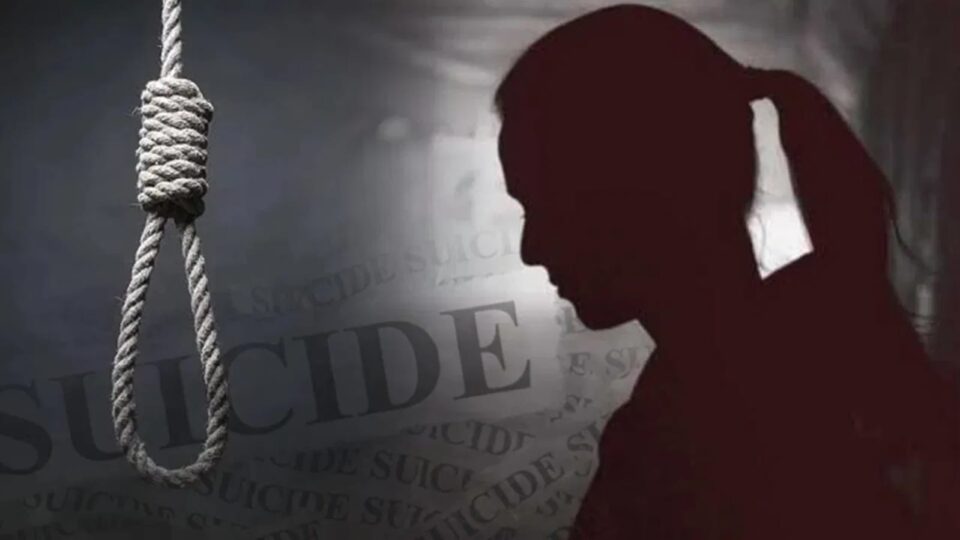 जंगल में पेड़ से लटका मिला युवती का शव: इलाके में फैली सनसनी, जांच में जुटी पुलिस