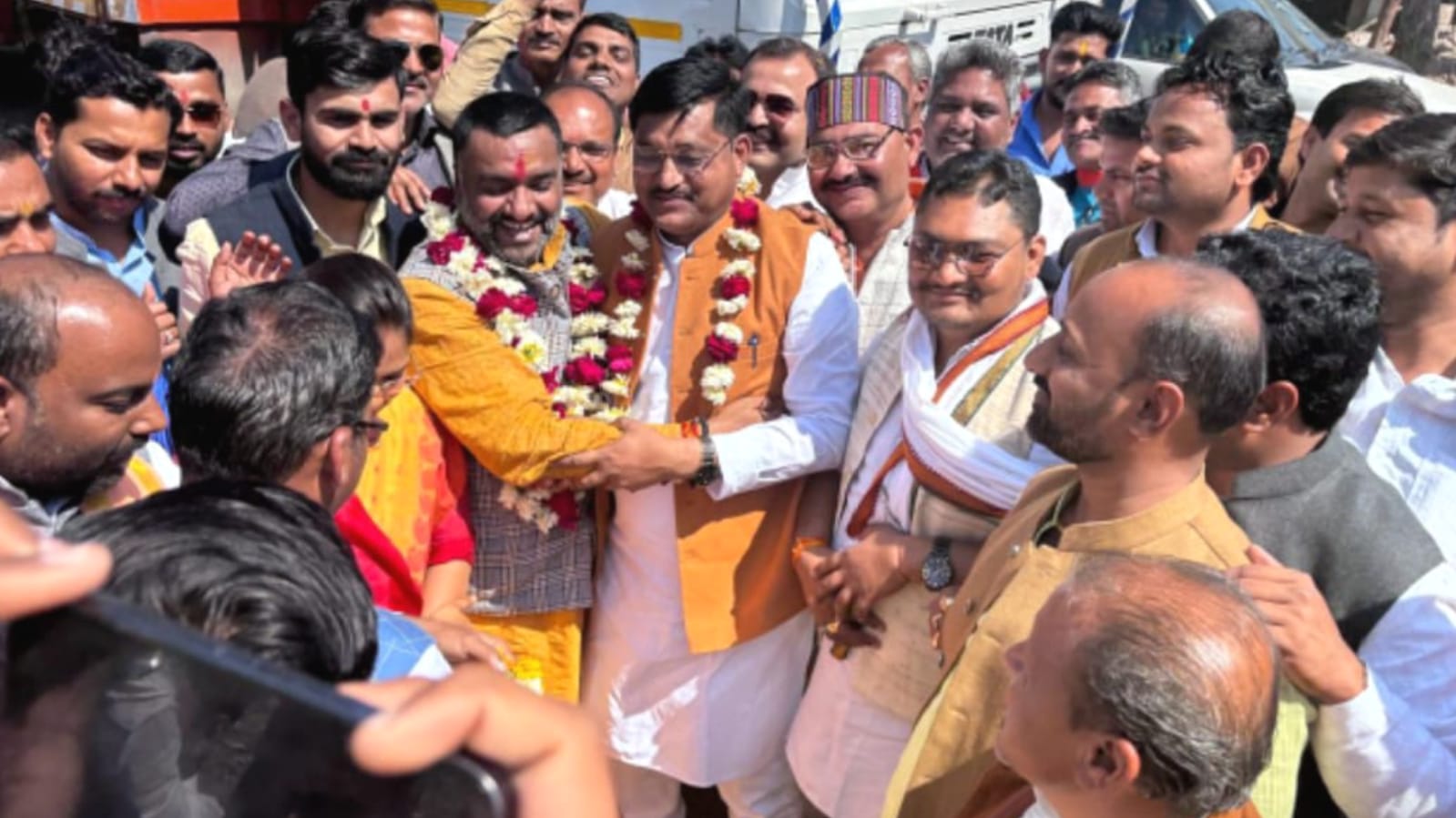 मंत्री रामकेश हमीरपुर लोक सभा जीतने के लिये प्रत्याशी पुष्पेन्द्र के बनें सारथी : मची सनसनी