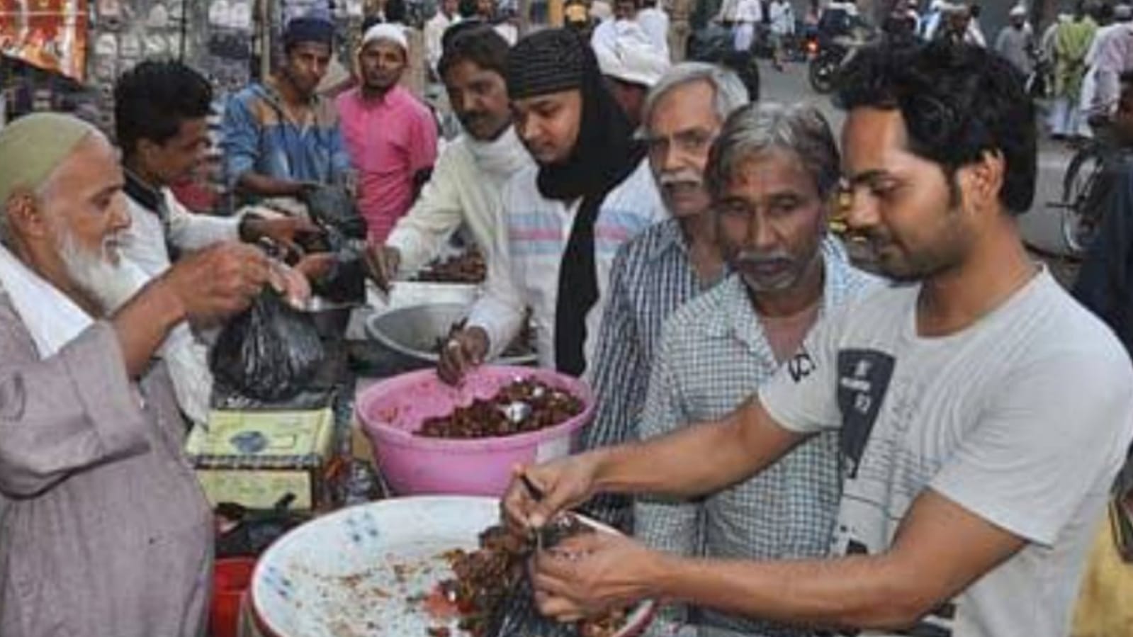 मदीने के खजूर बने रोजेदारों की पहली पसंद दाम में हुआ इजाफा