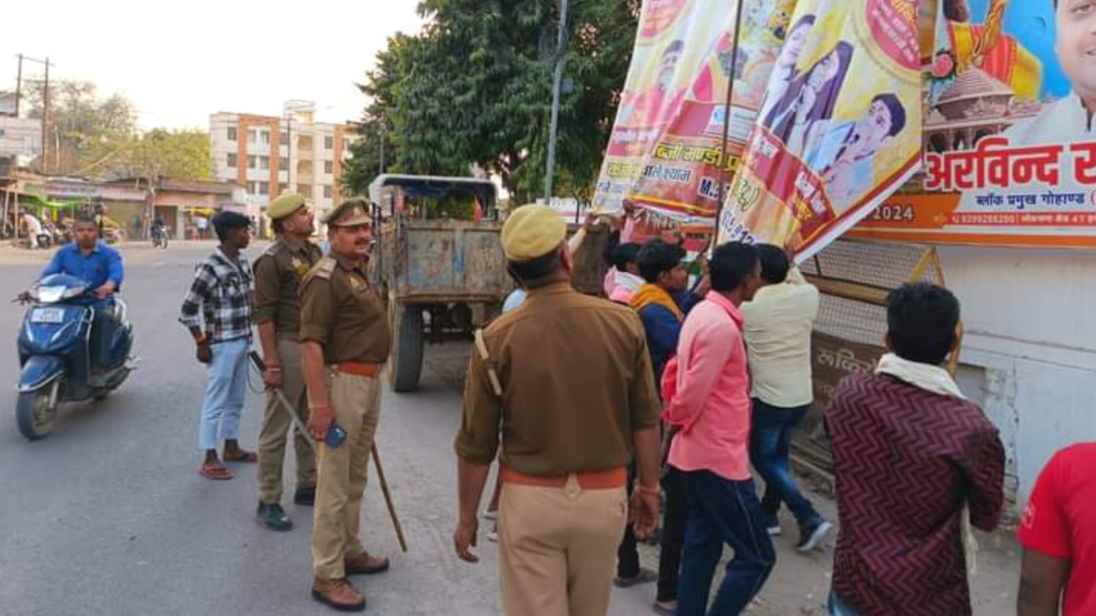 आचार संहिता लागू होते ही हटाए गए होर्डिंग, बैनर और पोस्टर