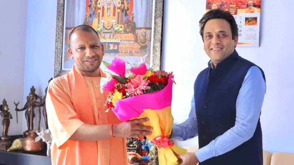 चुनाव आयोग ने सीएम योगी के प्रमुख सचिव को हटाने का दिया निर्देश, मुख्यमंत्री कार्यालय का भी देख रहे थे काम