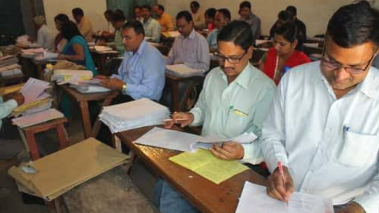 बोर्ड की उत्तर पुस्तिकाओं में कुछ परीक्षार्थियों ने परीक्षकों के लिए लिखे धमकी भरे संदेश