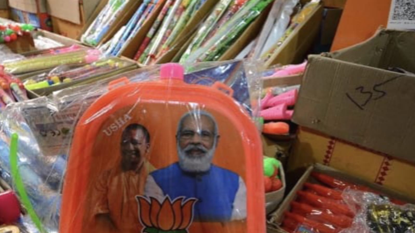 होली पर चुनाव का सियासी रंग: मोदी-योगी पिचकारियों की धूम, क्रिकेटर भी बिक रहे खूब