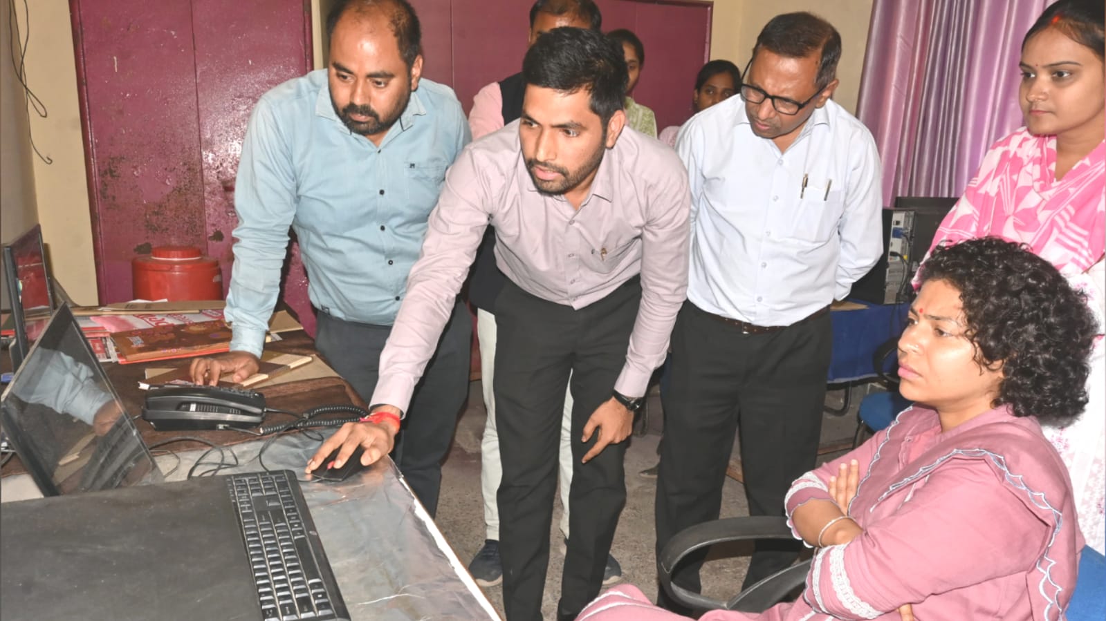 डीएम दुर्गा शक्ति ने कंट्रोल सेंटर का किया निरीक्षण: अधिकारियों एवं कर्मचारियों को दिये निर्देश