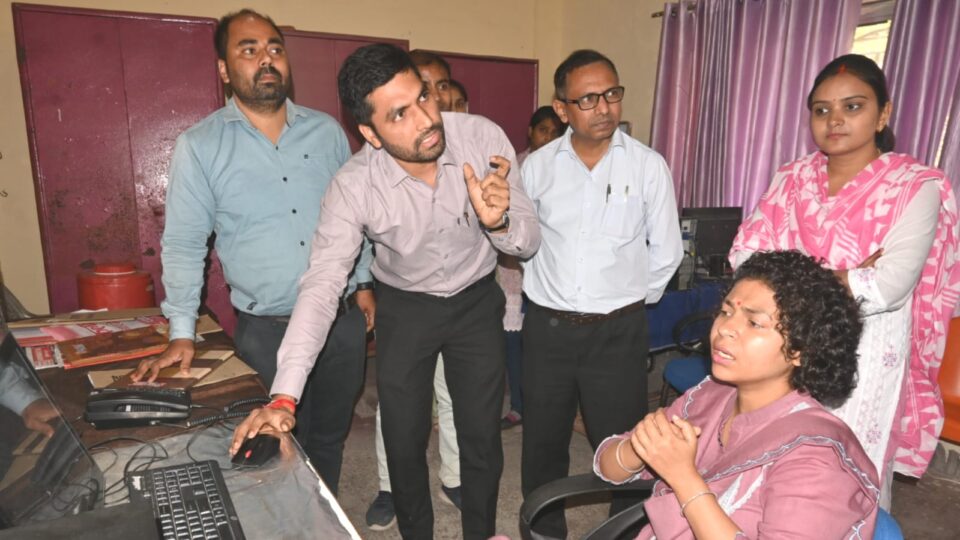 डीएम दुर्गा शक्ति ने कंट्रोल सेंटर का किया निरीक्षण: अधिकारियों एवं कर्मचारियों को दिये निर्देश