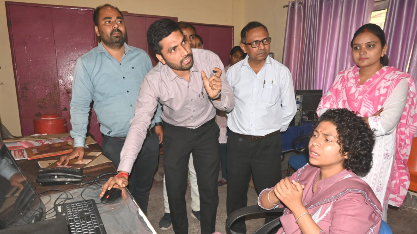 डीएम दुर्गा शक्ति ने कंट्रोल सेंटर का किया निरीक्षण: अधिकारियों एवं कर्मचारियों को दिये निर्देश