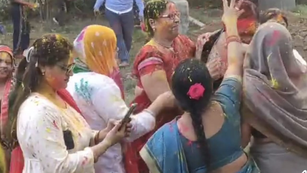 होली में जमकर चला रंग: नशे की तरंग में मटन एवं चिकन का भी दिखा धमाल