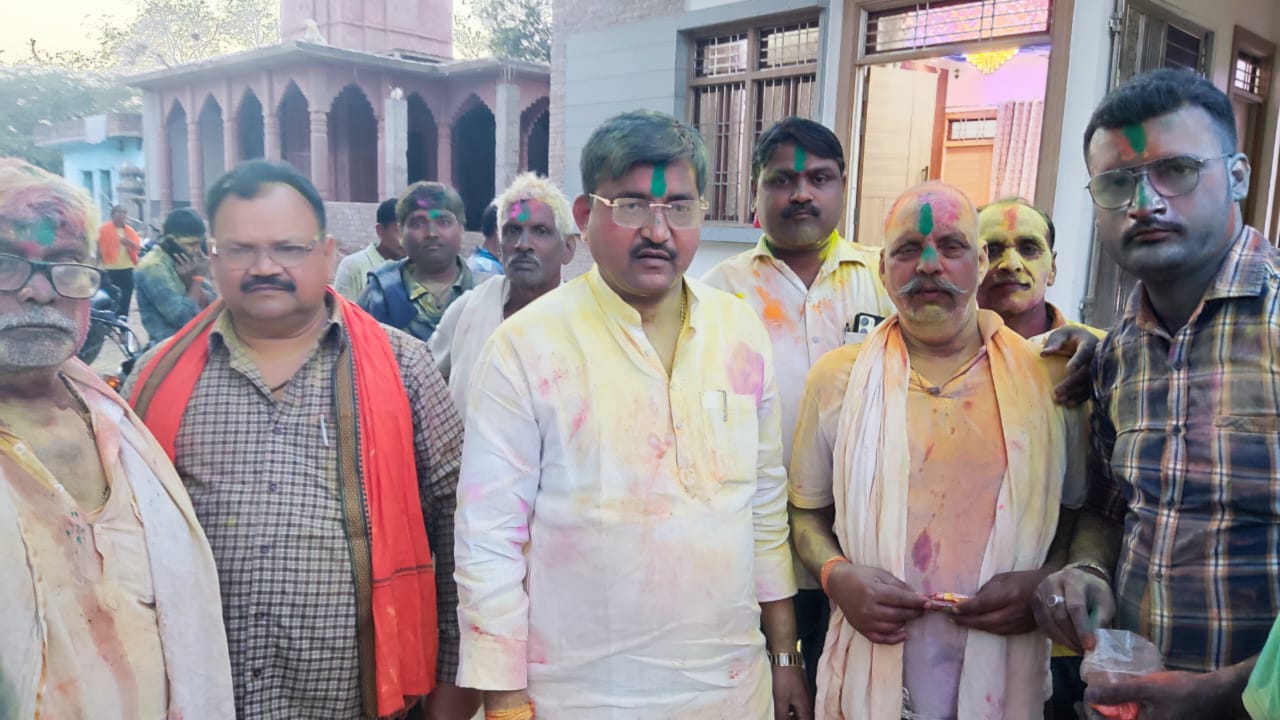 होली में जमकर चला रंग: नशे की तरंग में मटन एवं चिकन का भी दिखा धमाल