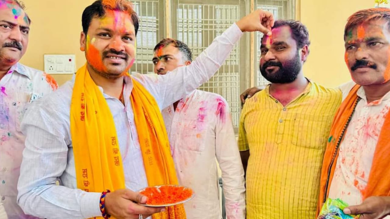 होली में जमकर चला रंग: नशे की तरंग में मटन एवं चिकन का भी दिखा धमाल