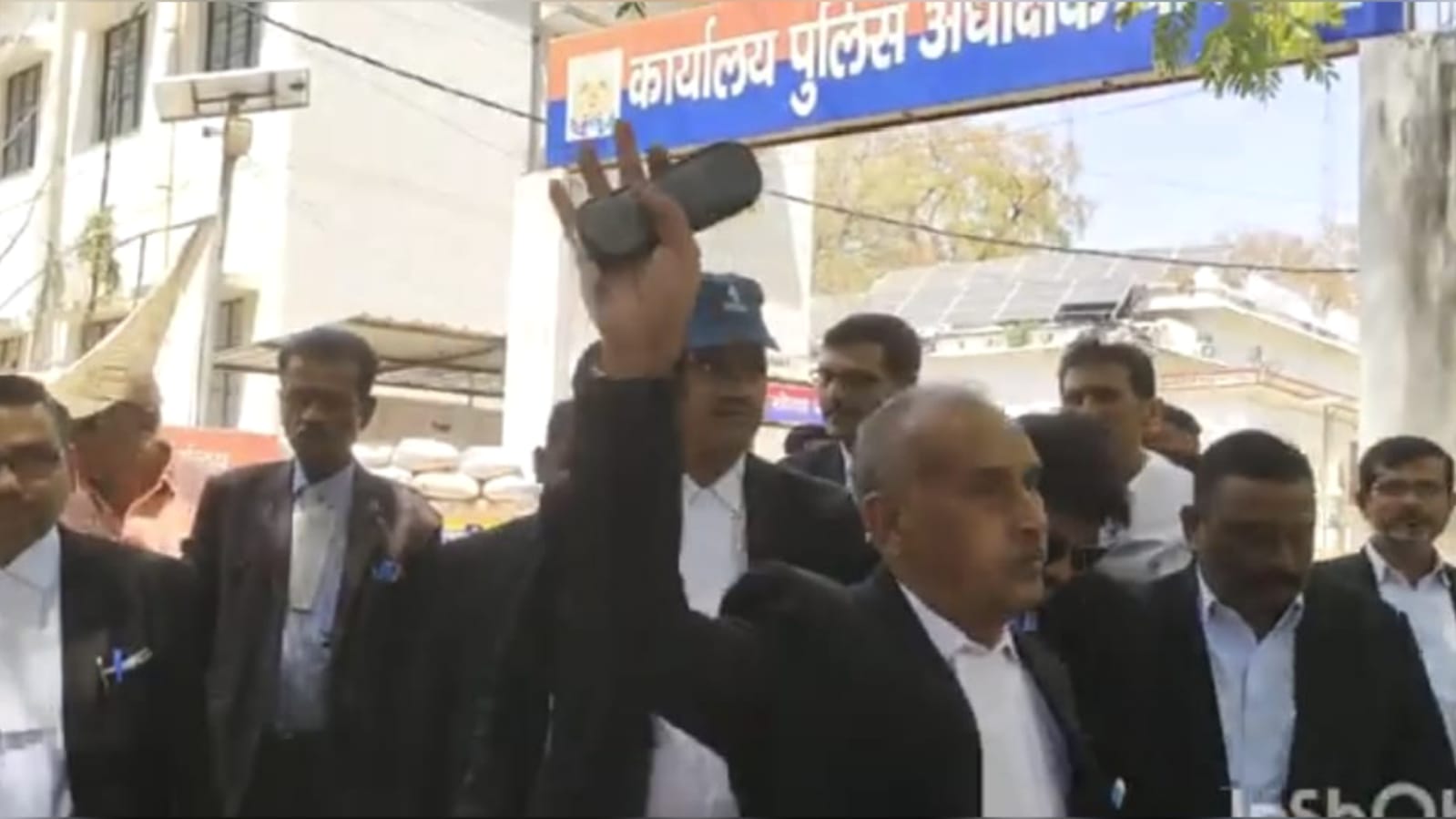 अधिवक्ता पुष्कर दिवेदी को दुर्भावना से रिपोर्ट दर्ज कराने से वकीलों में गुस्सा : दिया ज्ञापन