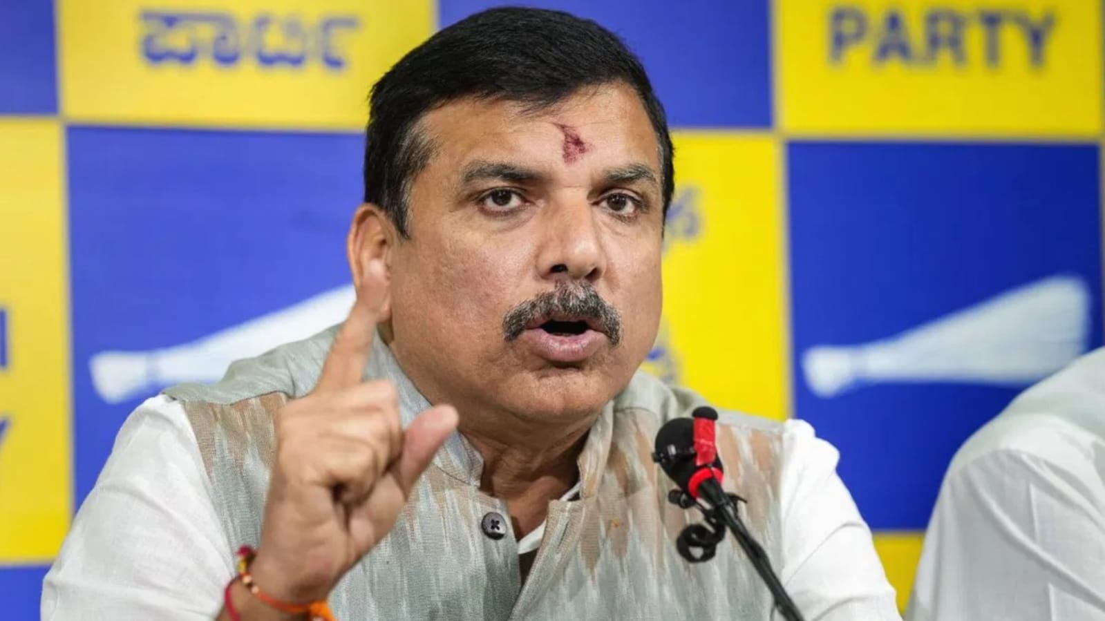 तिहाड़ जेल से बाहर आए संजय सिंह: बोले- जेल के ताले टूटेंगे, केजरीवाल-सिसोदिया-सत्येंद्र छूटेंगे