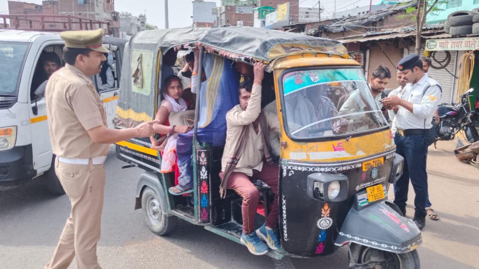 गजब है भइया : आटो में क्षमता छह की पर लादते हैं सोलह सवारियां