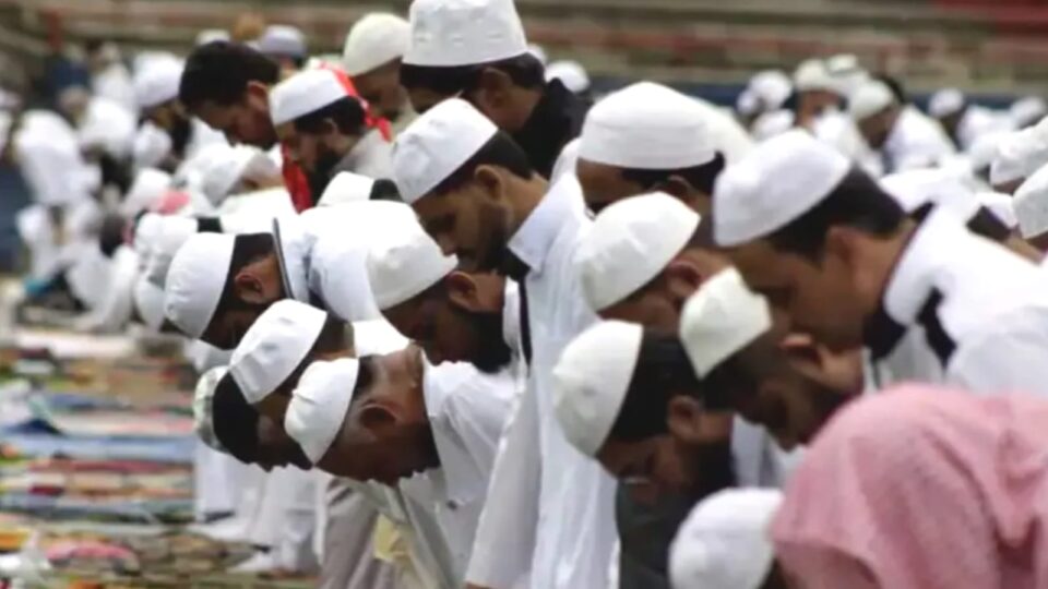 अलविदा नमाज के साथ रमजान को विदाई: रोजेदारों के छलके आंसू
