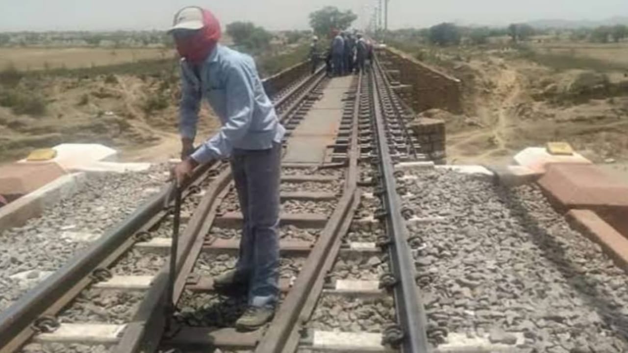 रेल की होगी सुरक्षित रफ्तार: मानिकपुर-झांसी पुराने हो चुके रेलवे ट्रैक को बदलने का काम शुरू