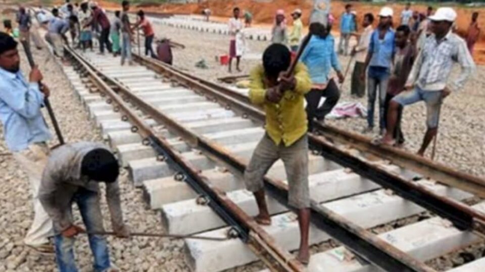 मानिकपुर - झांसी रेलवे ट्रैक दोहरीकरण के लिए अभी दो साल कीजिए इंतजार