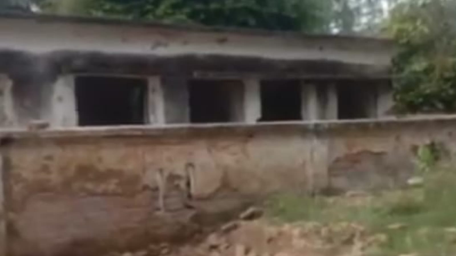बांदा का जर्जर बछेही स्वास्थ केंद्र: नहीं आया कभी स्टाफ, फोकट का ले रहें वेतन !
