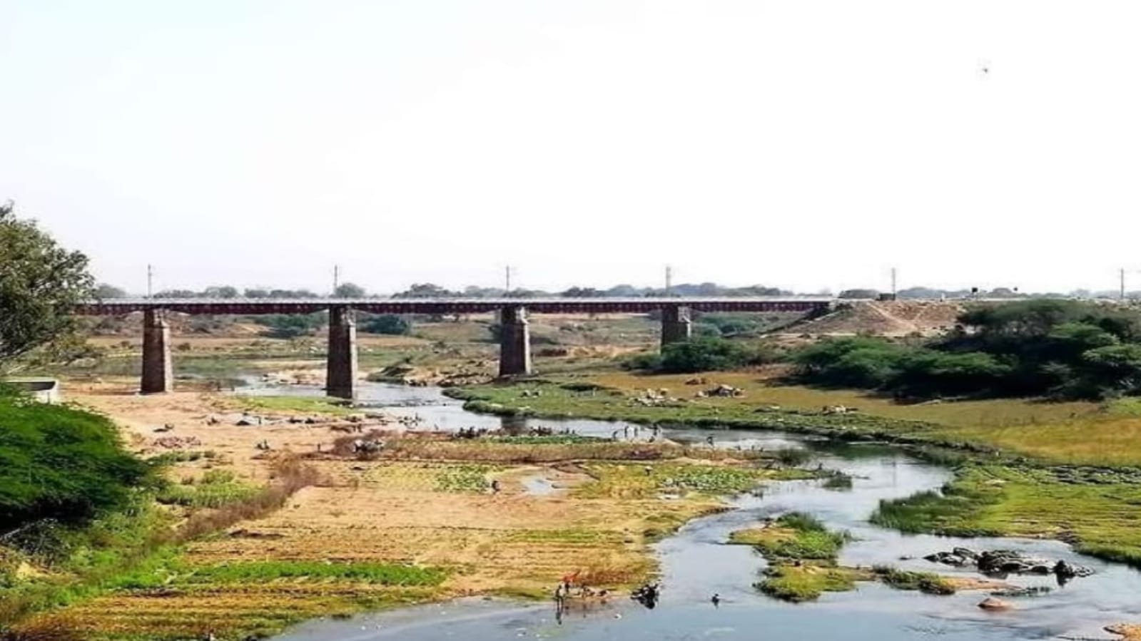 बांदा की सदानीरा बागै नदी जल की कमी से नाले में तब्दील