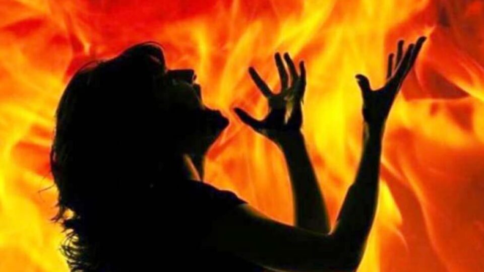 खौफनाकः 6 माह की बेटी को गोद में लेकर मां ने लगाई खुद कोआग : घरेलू कलह से थी परेशान