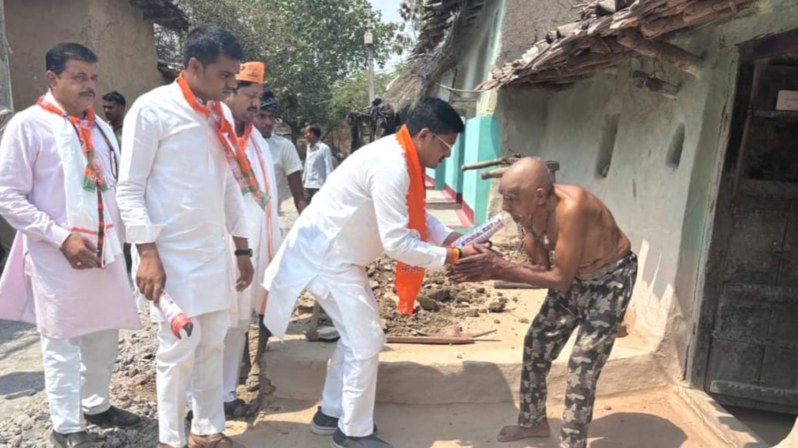 मंत्री रामकेश नें तन -मन एवं श्रम कमल खिलाने के लिये किया समर्पित