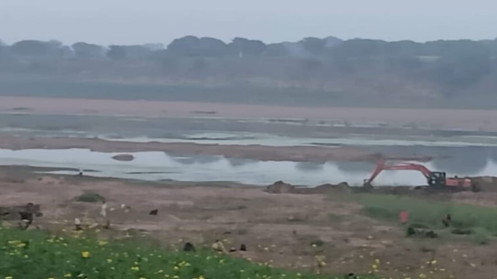 बांदा की खैरई खदान बंद होने के बाद भी दबंग पहलवान कर रहा अवैध खनन