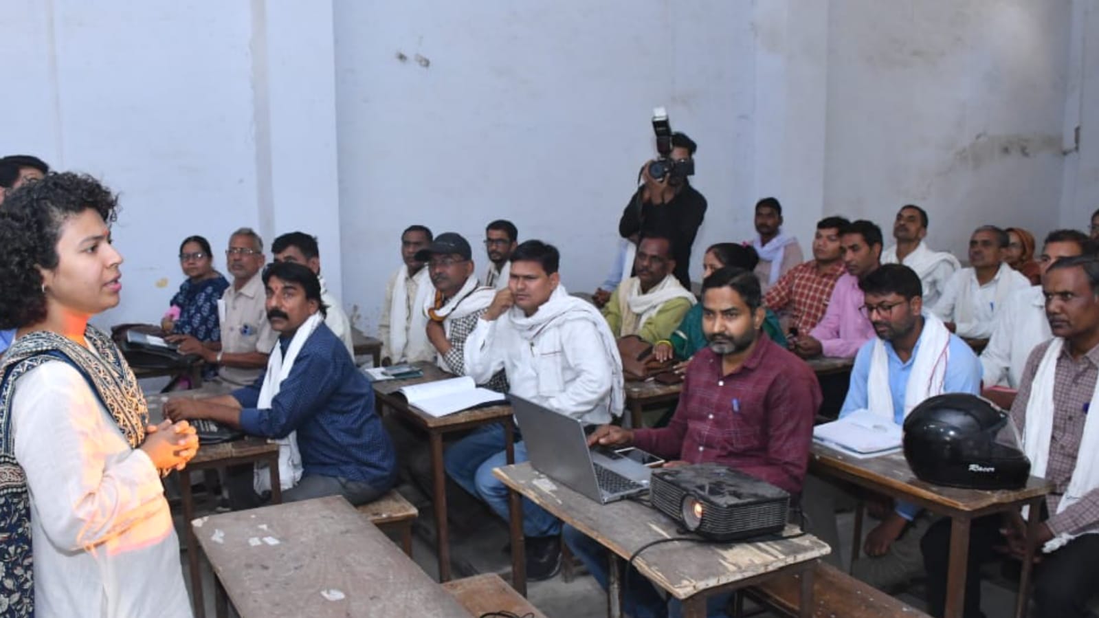 डीएम दुर्गा शक्ति नें मतदान कर्मियों को दिया प्रशिक्षण: दिये आवश्यक निर्देश