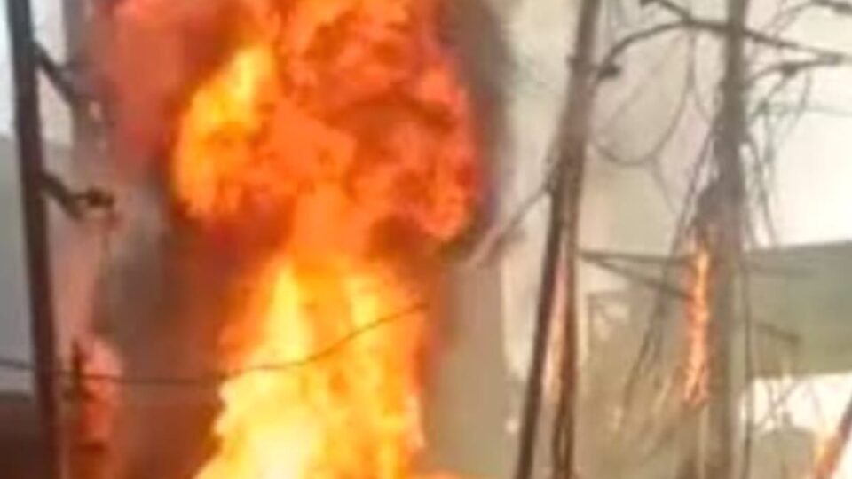 विद्युत तारों की स्पार्किग से दूकान मे लगी आग, 5 लाख का सामान खाक