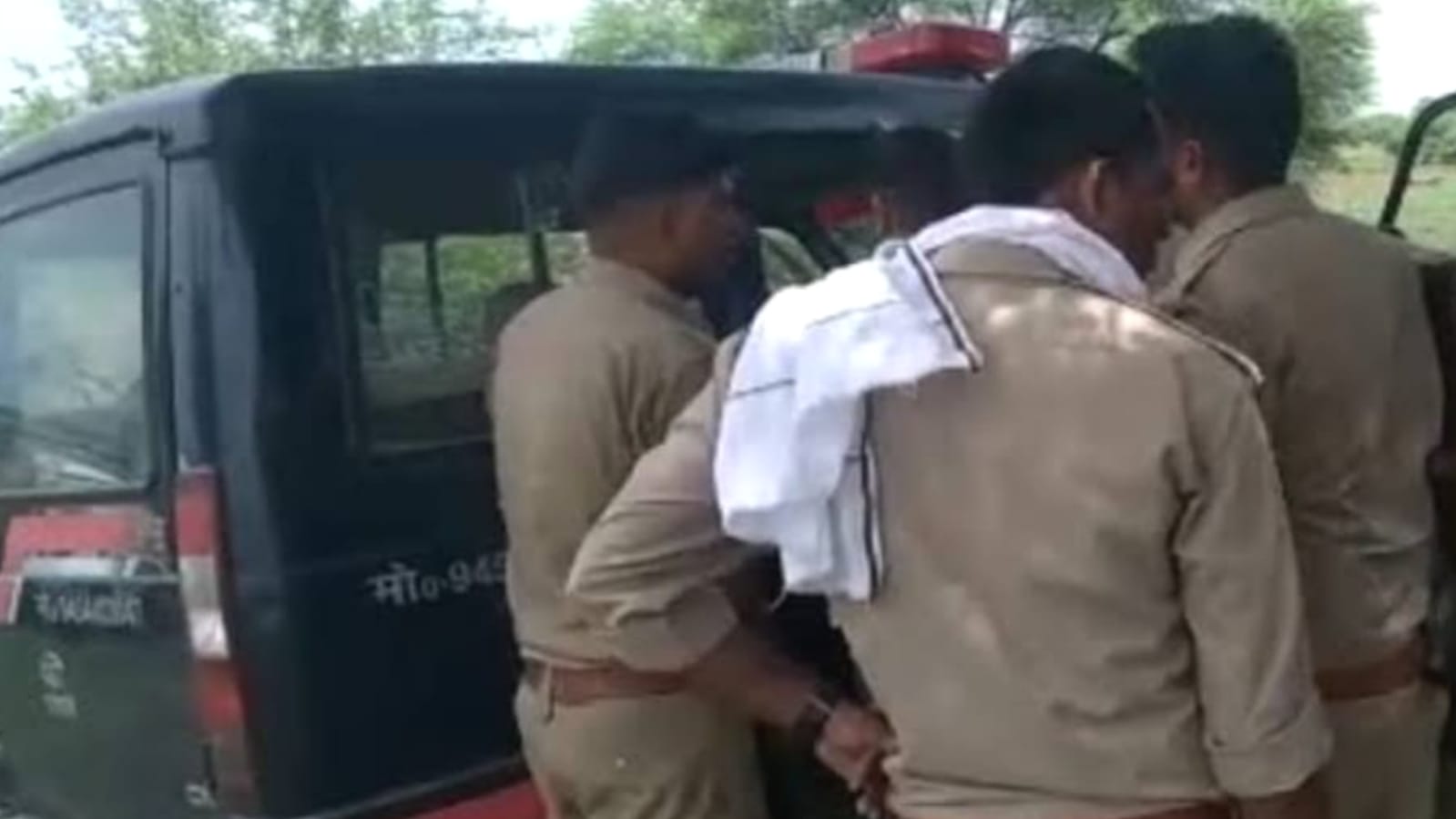 नदी किनारे मिला युवक का शव: शरीर पर चोट के निशान, नहीं हो सकी है शिनाख्त