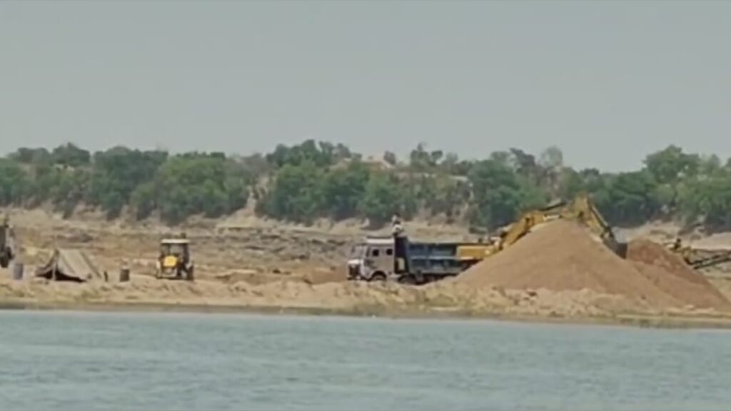 डीएम से बेखौफ है खपटिहा 356/1 बालू खदान का माफिया: चला रहा समानांतर प्रशासन ?