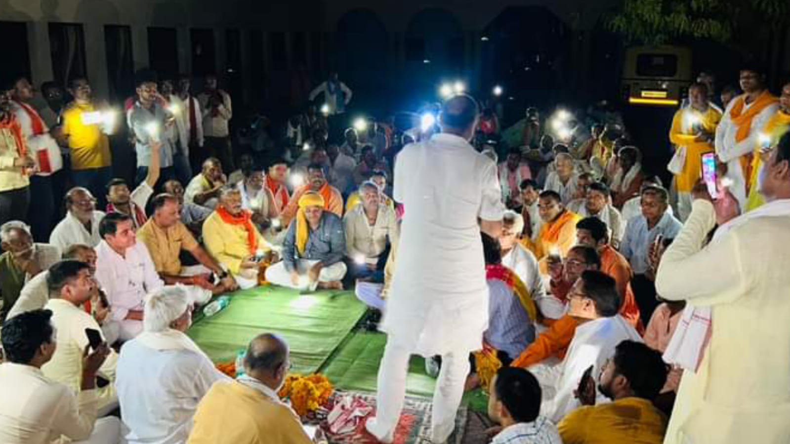 विधायक प्रकाश नें अपनी लोकप्रियता की नरैनी के गांवों में बिखेरी सम्मोहनी