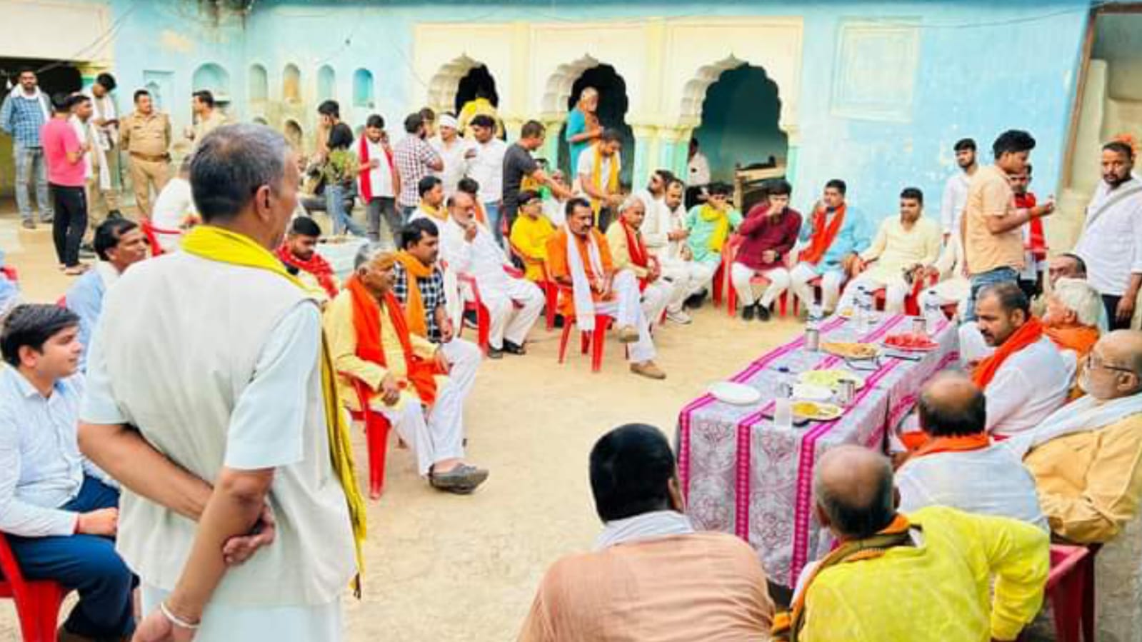 विधायक प्रकाश नें अपनी लोकप्रियता की नरैनी के गांवों में बिखेरी सम्मोहनी