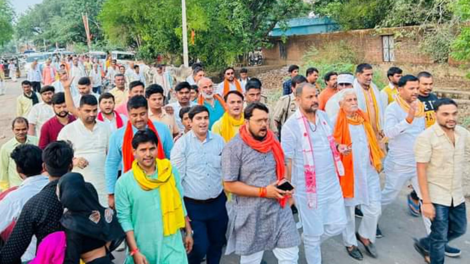 विधायक प्रकाश नें अपनी लोकप्रियता की नरैनी के गांवों में बिखेरी सम्मोहनी