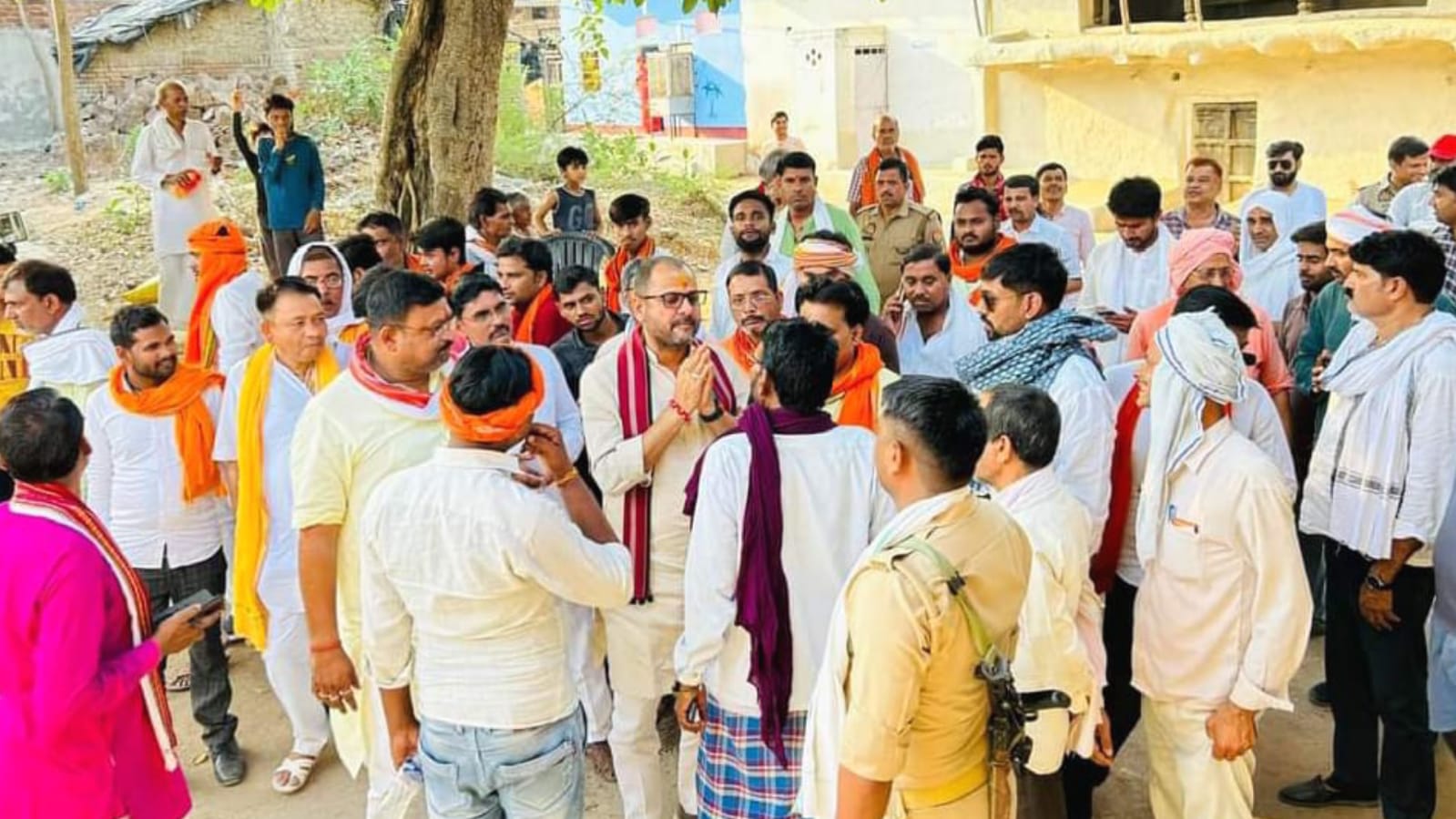 विधायक प्रकाश नें तन -मन एवं श्रम कमल खिलाने के लिये किया समर्पित
