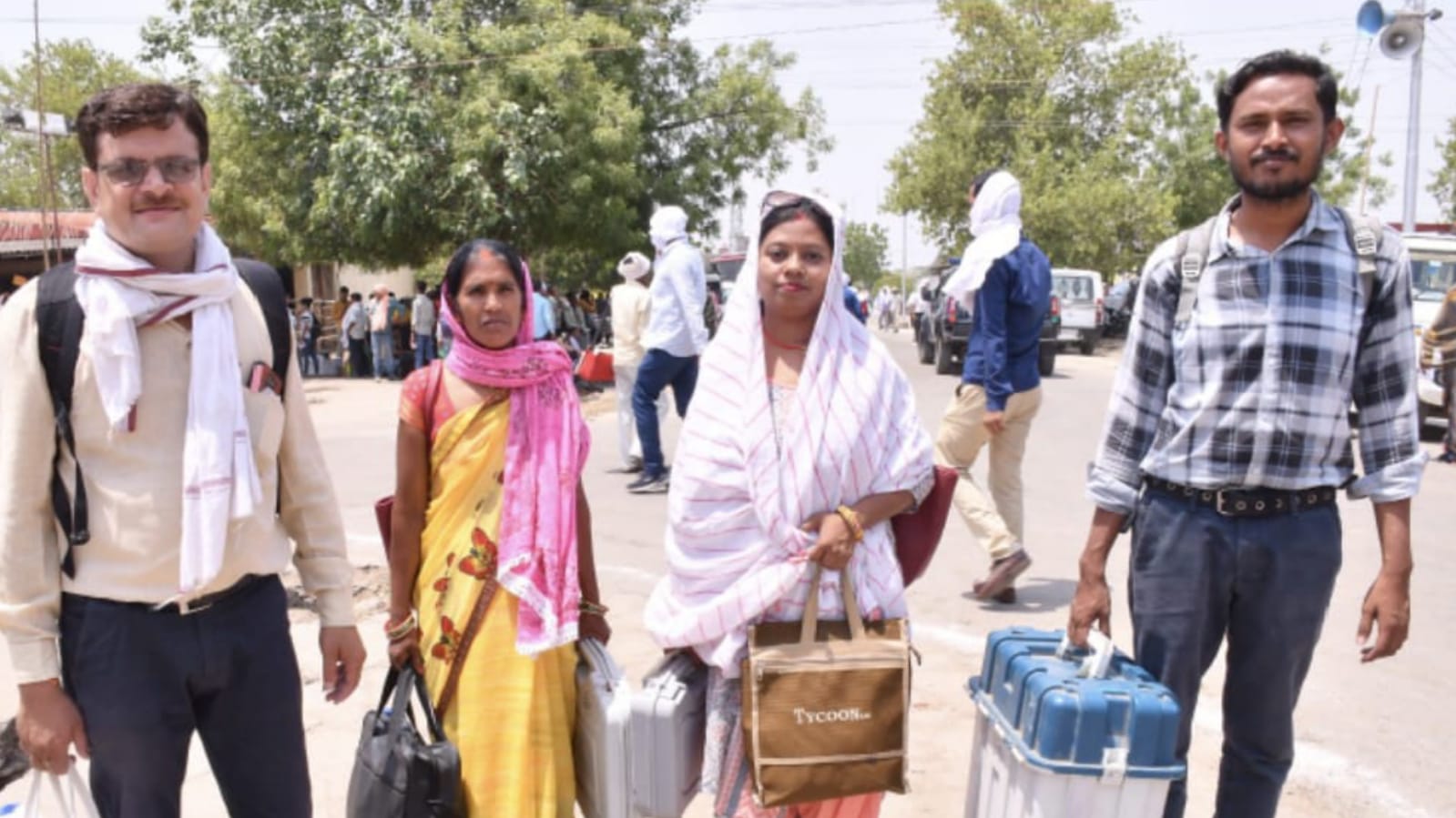 बांदा में पोलिंग पार्टियां रवाना: चार विधानसभाओं में बीस मई को होगी वोटिंग