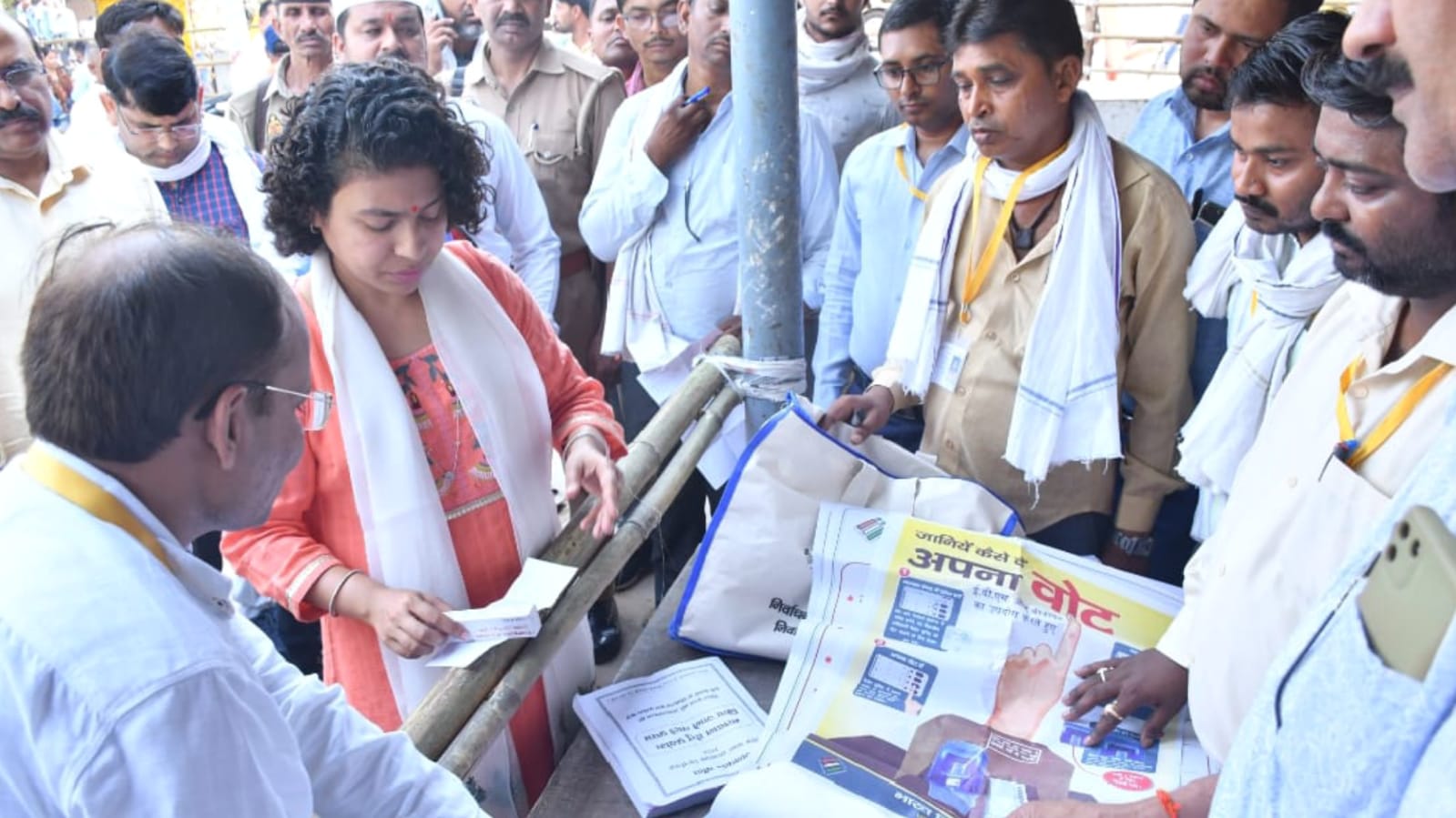 बांदा में पोलिंग पार्टियां रवाना: चार विधानसभाओं में बीस मई को होगी वोटिंग