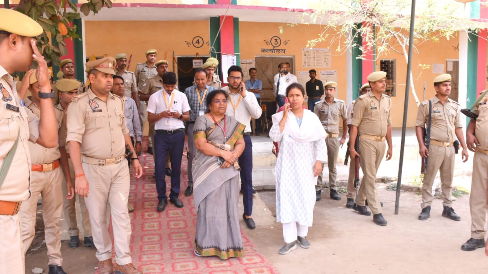 डीएम ने जिले के मतदान केंद्रों का किया निरीक्षण, परखी व्यवस्था