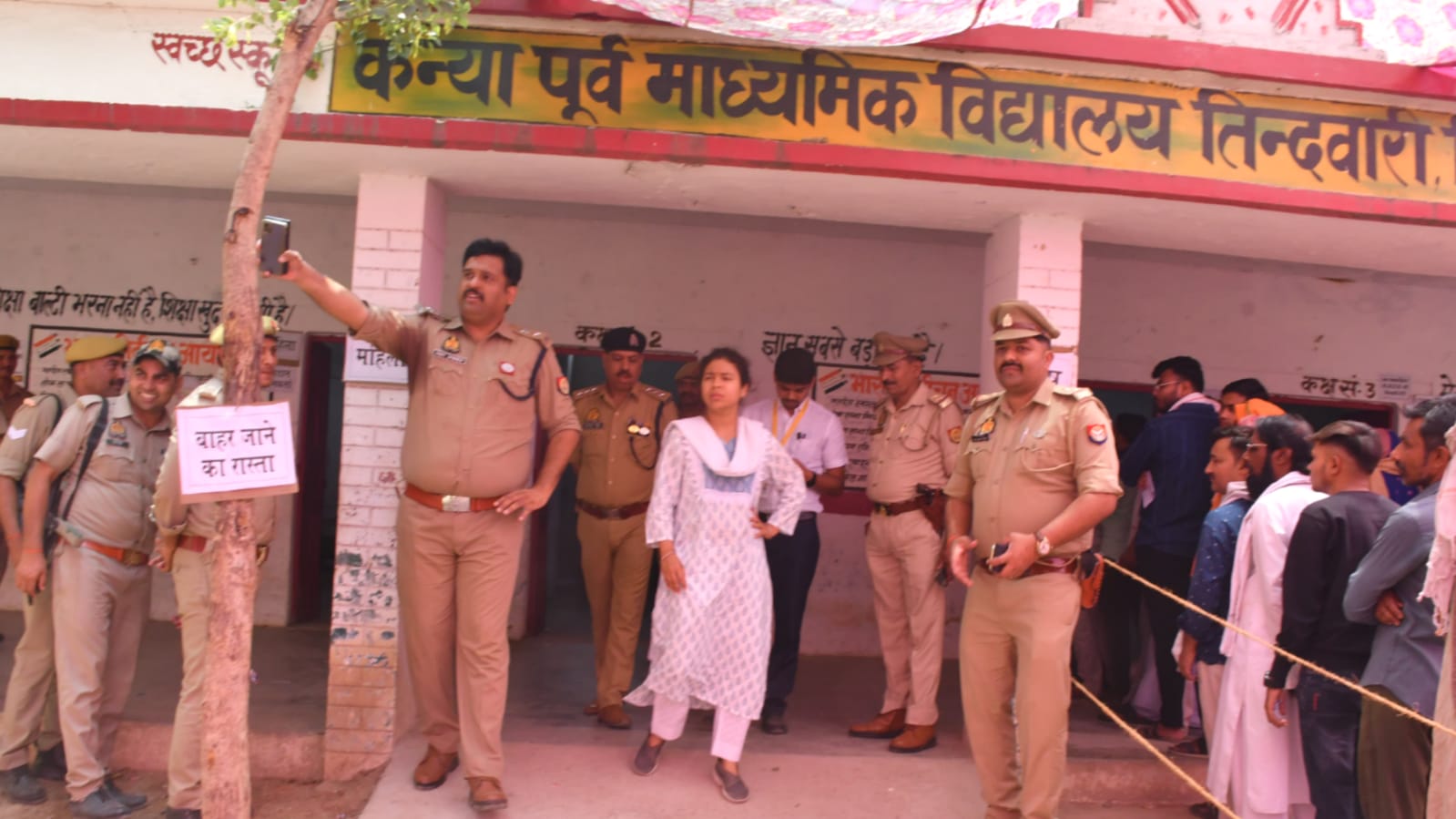 डीएम ने जिले के मतदान केंद्रों का किया निरीक्षण, परखी व्यवस्था