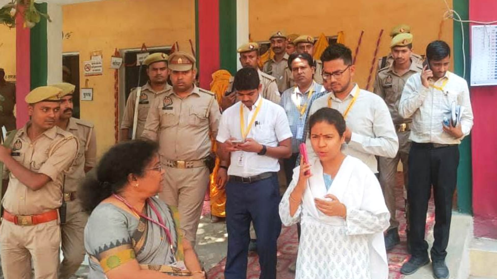 डीएम ने जिले के मतदान केंद्रों का किया निरीक्षण, परखी व्यवस्था