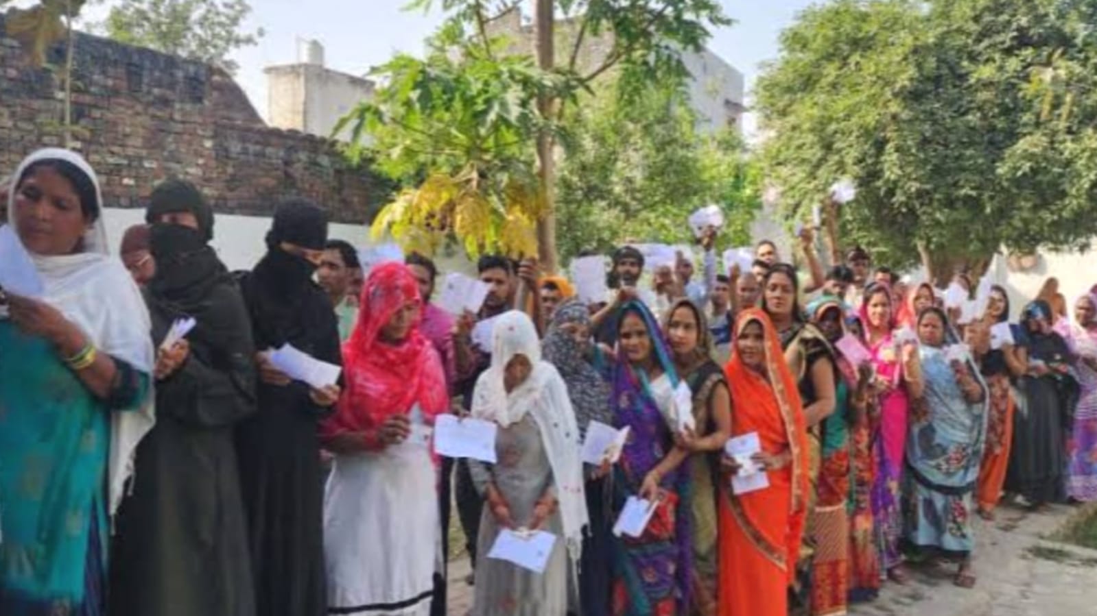 लोकसभा मतदान में बांदा जिला की महिलाओं नें पुरुषों से मारी बाजी