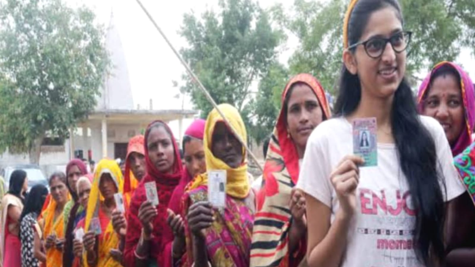 लोकसभा मतदान में बांदा जिला की महिलाओं नें पुरुषों से मारी बाजी