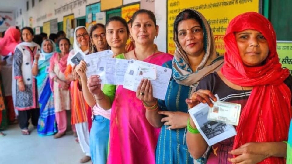 लोकसभा मतदान में बांदा जिला की महिलाओं नें पुरुषों से मारी बाजी