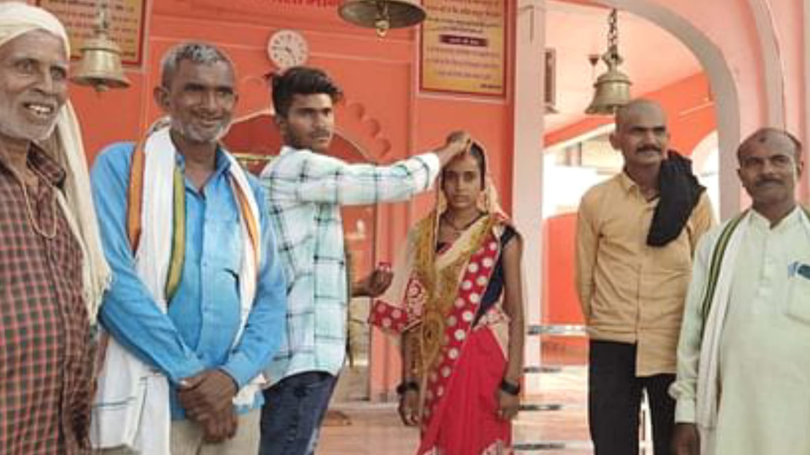 प्रेमी जोड़े ने घर से भागकर मंदिर में रचाई शादी: प्यार के खिलाफ खड़ा हुआ था परिवार