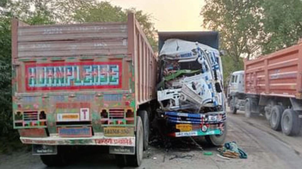 नेशनल हाईवे पर डंपरों की जोरदार भिड़ंत: खलासी की मौत, क्रेन की मदद से निकाला गया शव