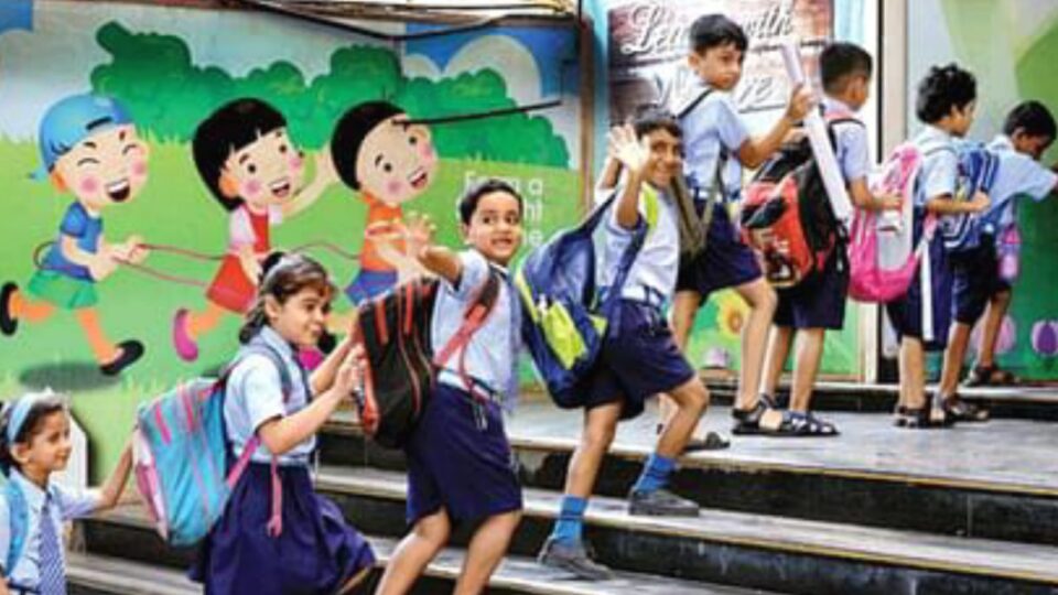 यूपी: माध्यमिक की तर्ज पर पहली बार जारी हुआ बेसिक स्कूलों के लिए कैलेंडर, प्रार्थना सभा की होगी तस्वीर