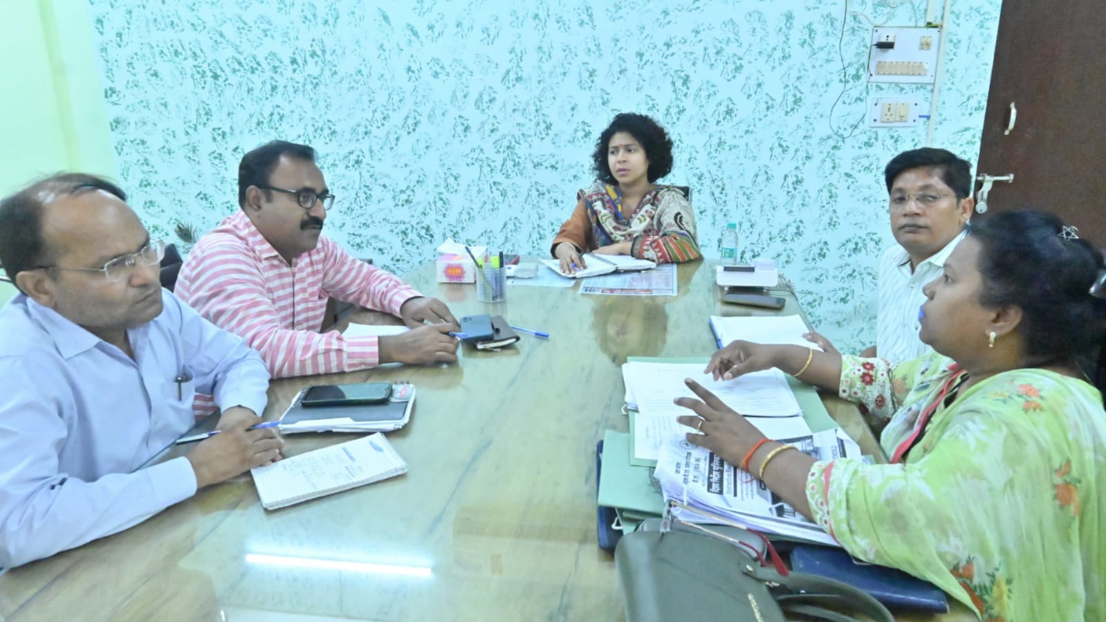 डीएम दुर्गा नागपाल बीएड प्रवेश परीक्षा को लेकर सख्त : कसा नागपाश